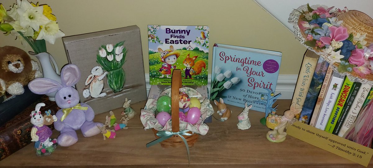 LitLyonesse's tweet photo. It's almost spring! #bunnyfindseaster #laurasassi https://t.co/iatsHAy1s7