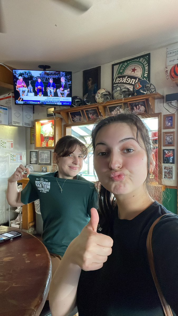 cameroniacovoni's tweet photo. #BestBarRileys ☘️☘️ https://t.co/xTxT5QBWgb