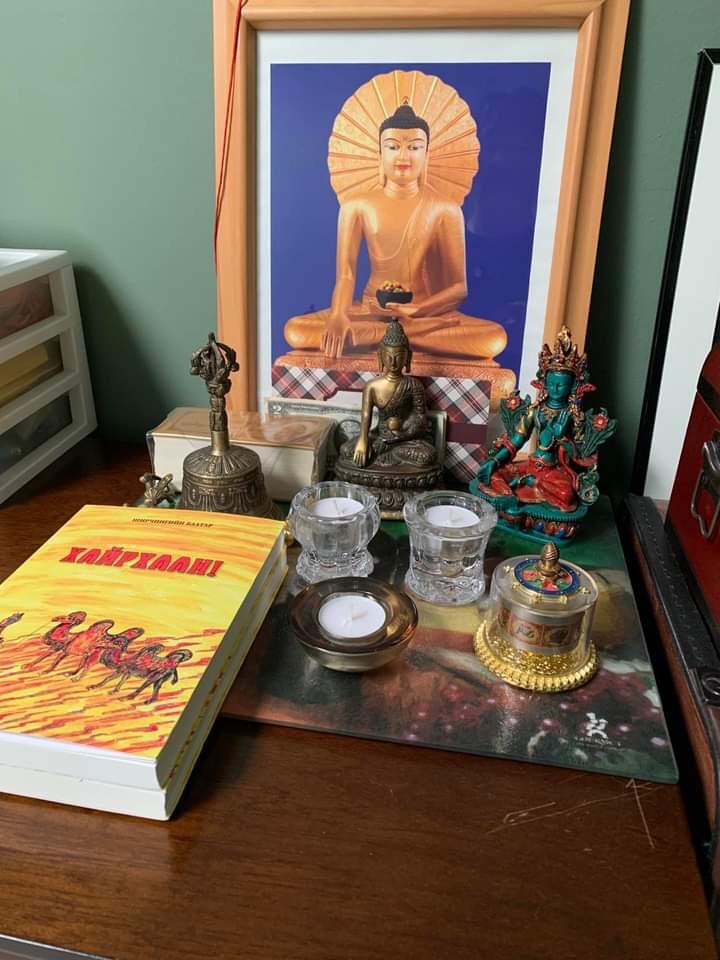 "Хайрхаан!" номын гол баатар Лувсанхайдав гуайг Америкт ирэхэд Дилав хутагт их нөлөөлсөн. Иймээс "Богд багш" хэмээгдэх Дилав хутагтын 1931-1949 оны хоорондох түүхээс урд өмнө хэвэглээгүй олон зүйл уг номд орсон. Уншсан хүмүүс тэр талаас нь сэтгэгдлээ бичээрэй.