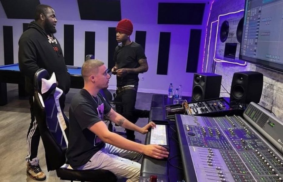 DkeAuthor1's tweet photo. #Tampa me and @Buck_sosa got something on the way 🦍🦍🦍🦍 https://t.co/avGt1ALBej