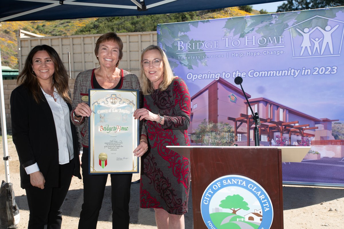 kathrynbarger's tweet photo. We broke ground to make way for the incredible #BridgetoHome shelter in @santaclarita. With an outpouring of community support, the facility will provide a safe place to stay while people &amp; families experiencing #homelessness access #housing, #mentalhealth &amp; #career services. https://t.co/I0PMZ0GvlH