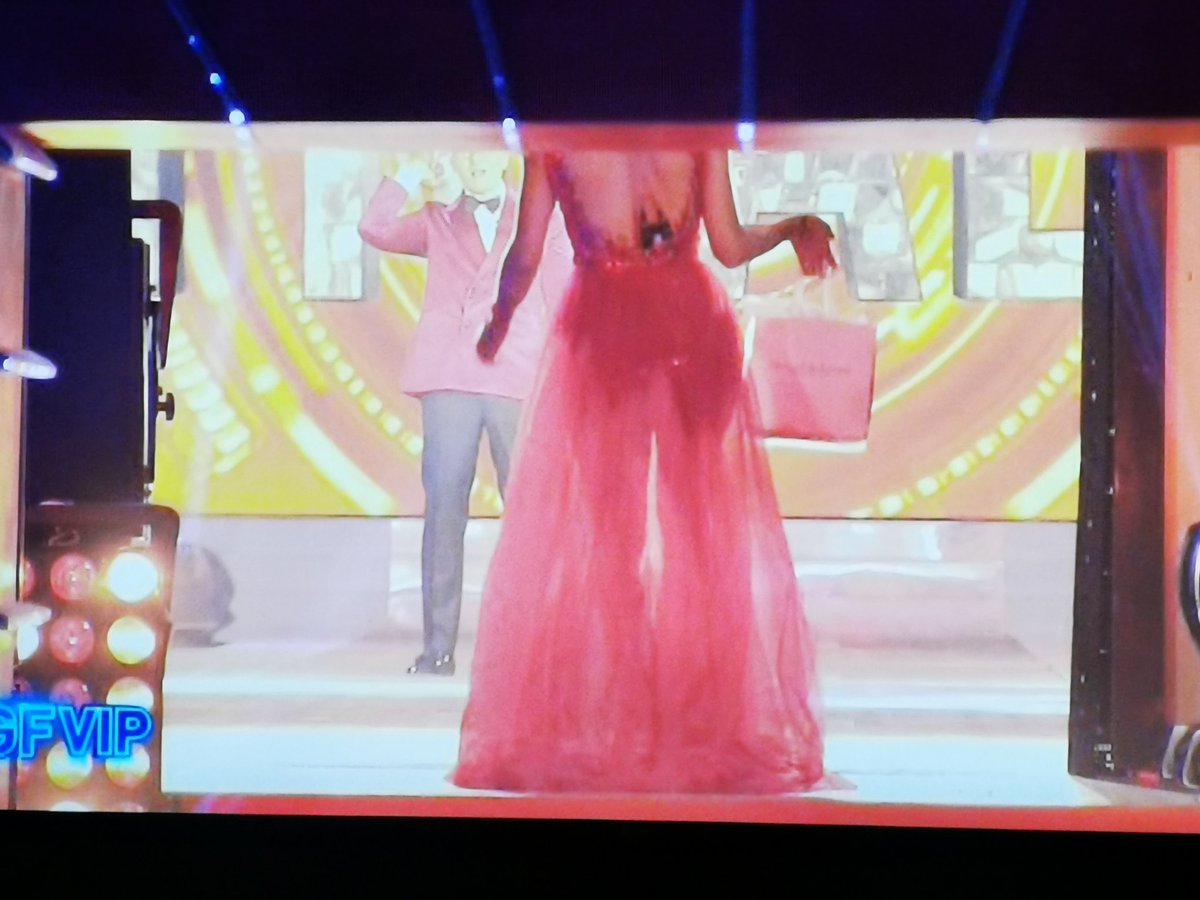 MadMonkey1990's tweet photo. Non questa Fatina che entra in studio con la sua mini bag.

#amo #Lulù #Gfvip https://t.co/PXTFNQMzNI