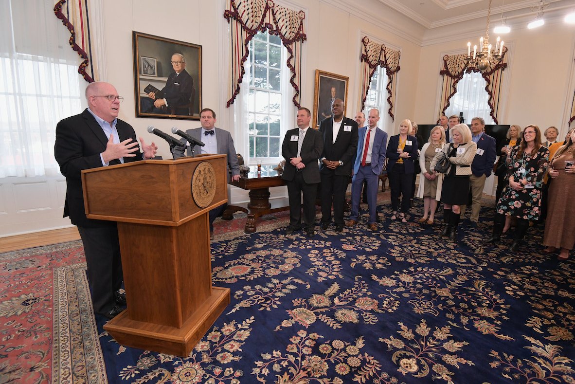 GovLarryHogan's tweet photo. This evening I was honored to congratulate the members of Leadership Maryland’s Class of 2022, which brings together professionals from the public and private sectors with the shared goal of building a better Maryland. https://t.co/qqmBcZAiv2