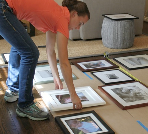 FramesByMail's tweet photo. Pro Tip: Always a good idea to layout your frame arrangement first. #pictureframe #interiordecor #customframes #blackframes #tip https://t.co/6UDUFORyx8