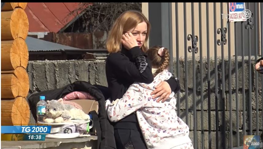 tg2000it's tweet photo. #Ucraina | Lo strazio delle #profughe partite sole, separate dai mariti restati a combattere
Raccontano di città fantasma, famiglie spezzate e resistono
“Rimanere a casa sarebbe stato vivere come topi nei bunker”
#14marzo #RussianUkrainianWar #REFUGE
👇
https://t.co/PKt6rZSNxb https://t.co/uIHwiNhnvu