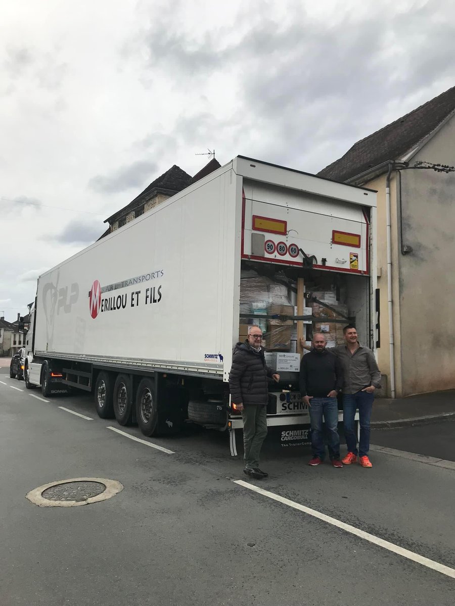 🇺🇦 C’est avec une certaine émotion que nous avons souhaité bonne chance à Stéphane Merillou et Sébastien, chargés de transporter les dons des Périgourdins à destination de l’Ukraine recueillis à l’initiative de l’Union des Maires de la Dordogne et du <a href="/cddordogne/">Dordogne-Périgord, le Département</a>. 1/3