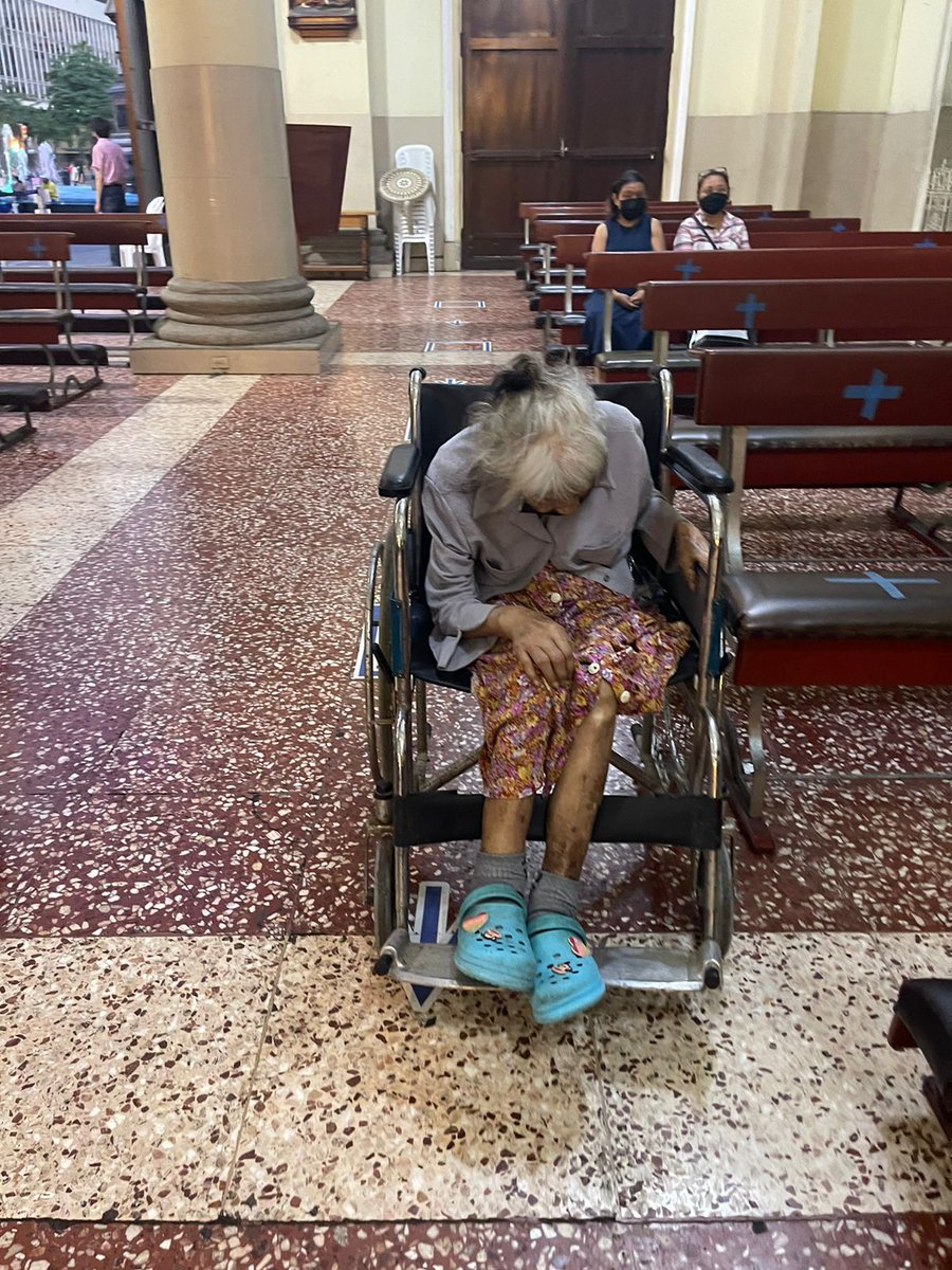 luisantonio_r's tweet photo. ¡AYUDA! Han dejado abandonada a una ancianita en la iglesia San Francisco de Guayaquil. Quien conozca a los familiares póngase en contacto para ver cómo se les ayuda. Pero que no ña dejen totalmente desvalida😪😪😪 https://t.co/Iu6668Rht7