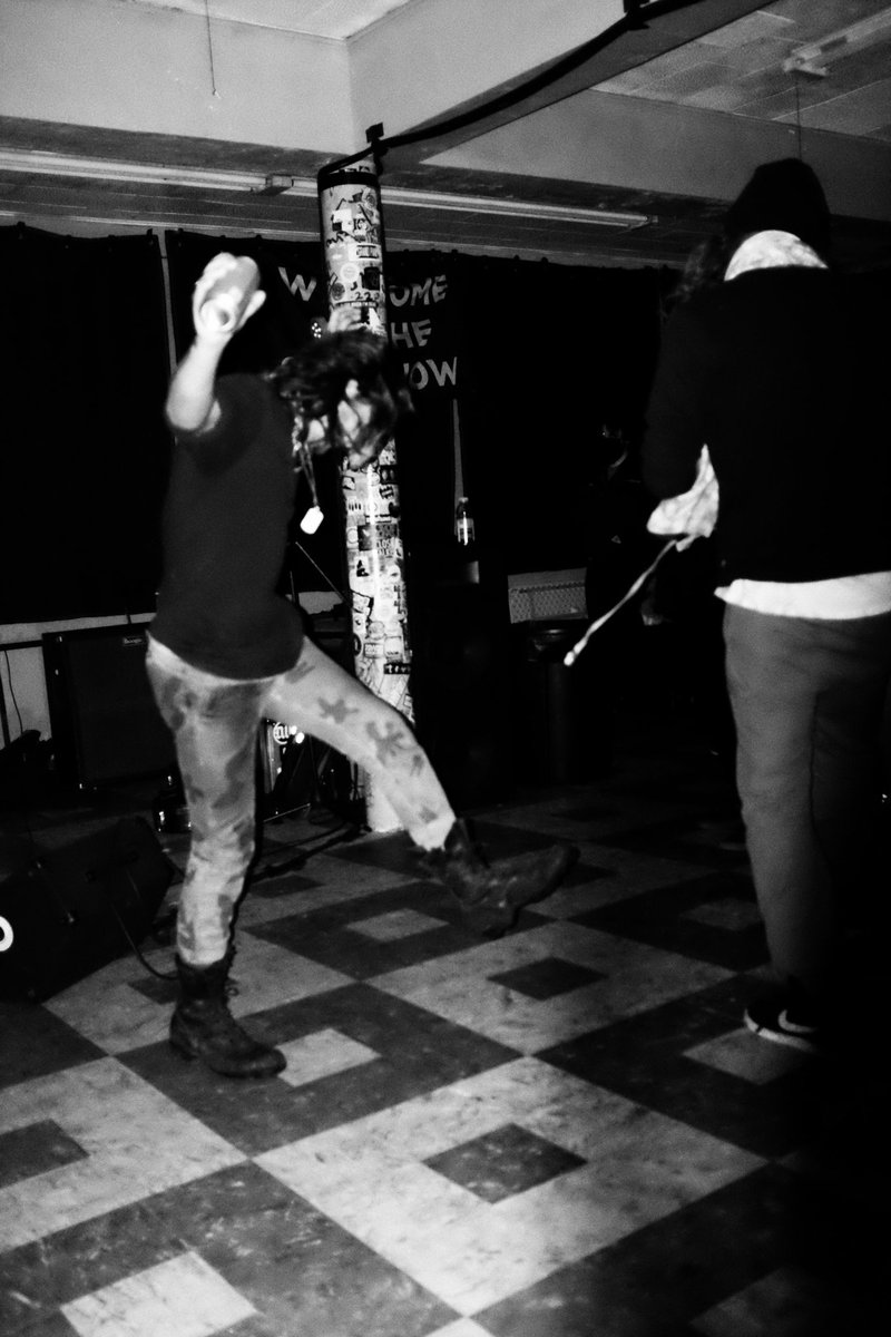 jaimele321's tweet photo. 222 Ormsby 
#localmusic #pittsburgh #band #askapunk #music #chucks #streetphotography https://t.co/yrE2Z00cEn