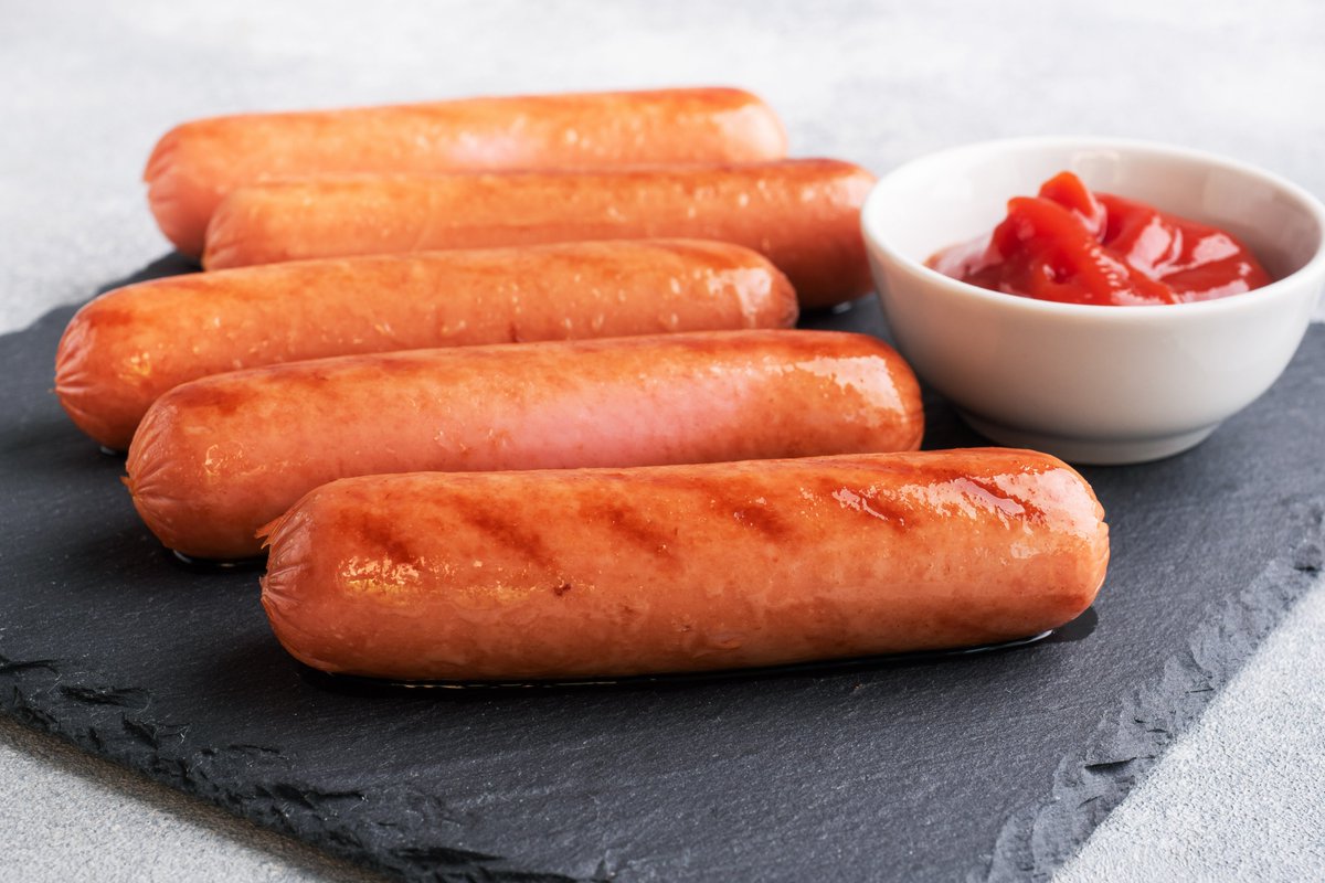 NewsBFM's tweet photo. 1. Half of the sausages tested in a recent study by Thailand’s Food and Drug Administration contain unsafe levels of nitrite, which is linked to bowel cancer.

Tests began after 14 children in the country developed methemoglobinemia, a blood disorder, after eating sausages. https://t.co/3Ouye4eojw