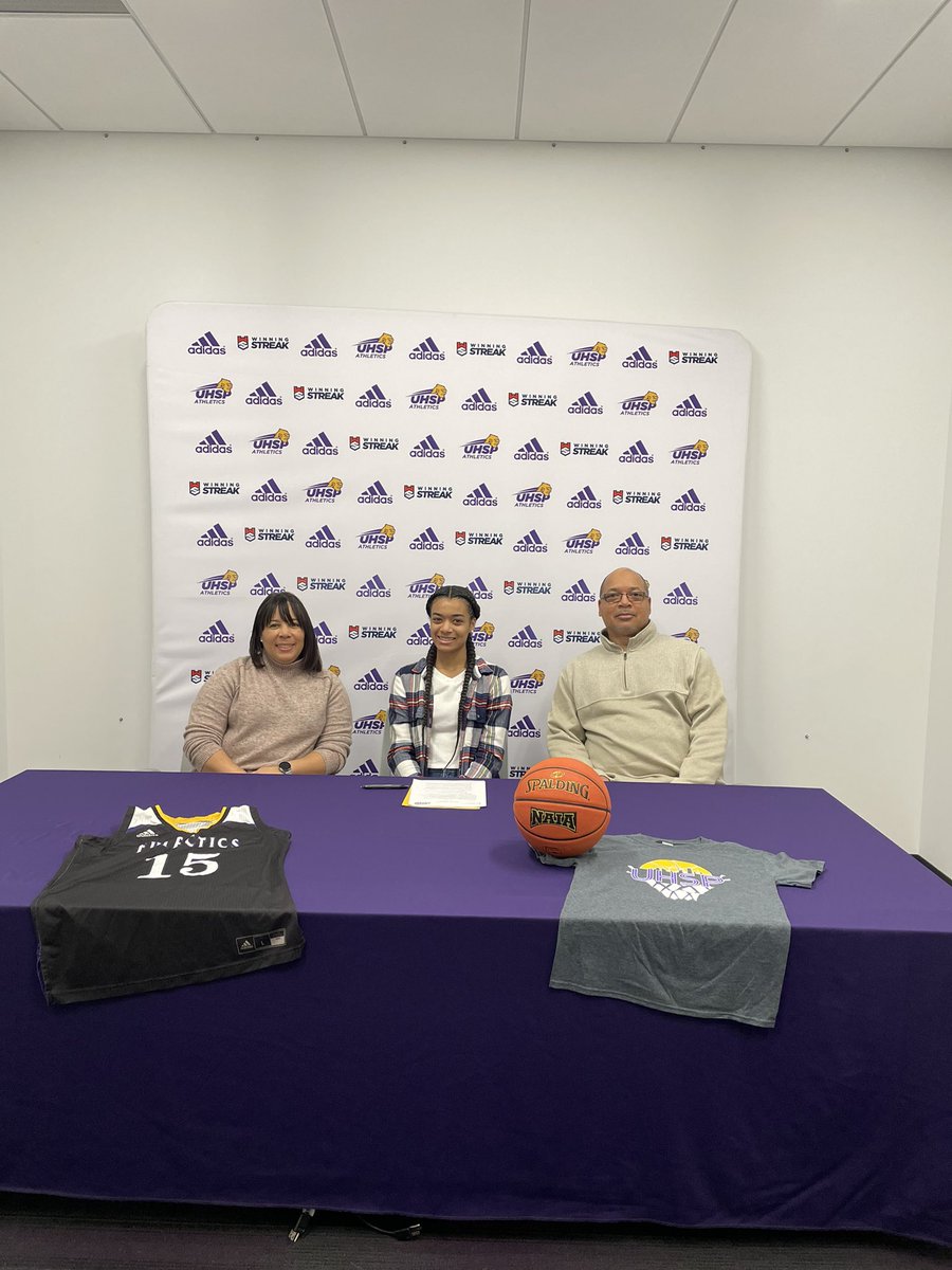 karsynmorgan4's tweet photo. Blessed to have signed with University of Health Sciences and Pharmacy! Can’t wait to be a part of something great! @uhspwbb #officiallyofficial https://t.co/wdtVYHjxo9