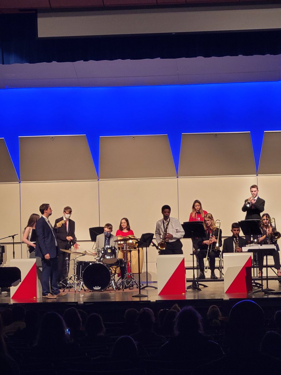 What a beautiful night for Storm Jazz. Nice work #jazzlab3 #jazzband2 #jazzensemble1 and Mr Grayson! <a href="/SouthElginBand/">South Elgin Bands</a> <a href="/KurtJohansen6/">Kurt Johansen</a>
