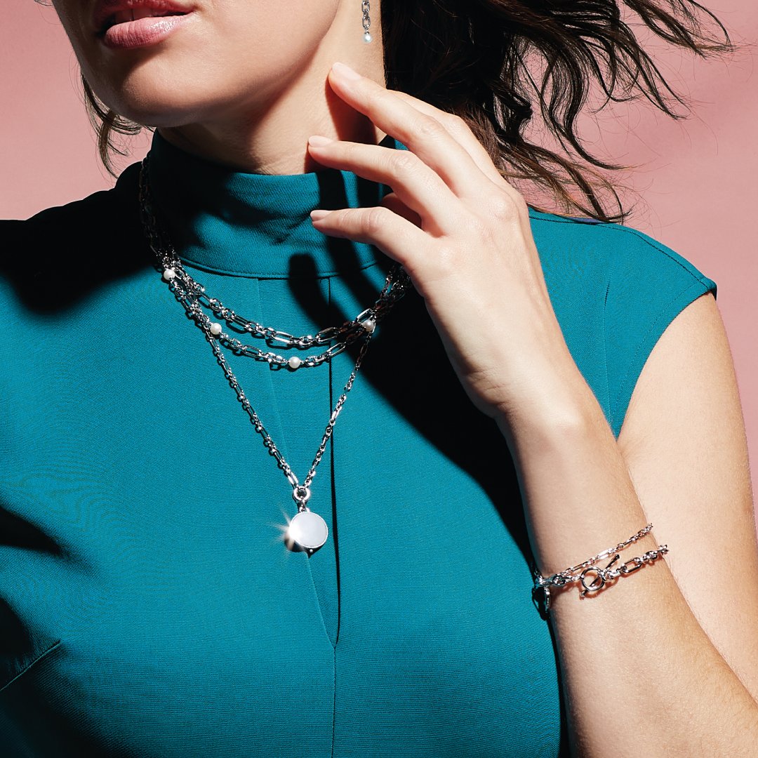 Few things are as personal or close to the heart as a classic silver locket...the perfect gift this Mother's Day perhaps? #kitheath #lovesilver #lovekitheath #astoria #figaro #MothersDay #personalisation #engraving