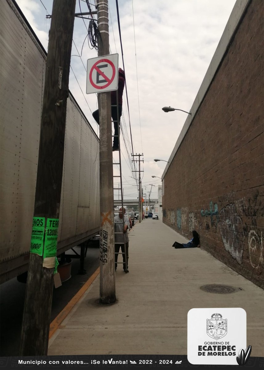 Por una cultura de seguridad vial dentro de la población, colocamos señalamientos restrictivos de no estacionarse en la avenida Lombardo Toledano, con el objetivo de disminuir los riesgos de accidentes. #Ecatepec, nuestro #MunicipioConValores.