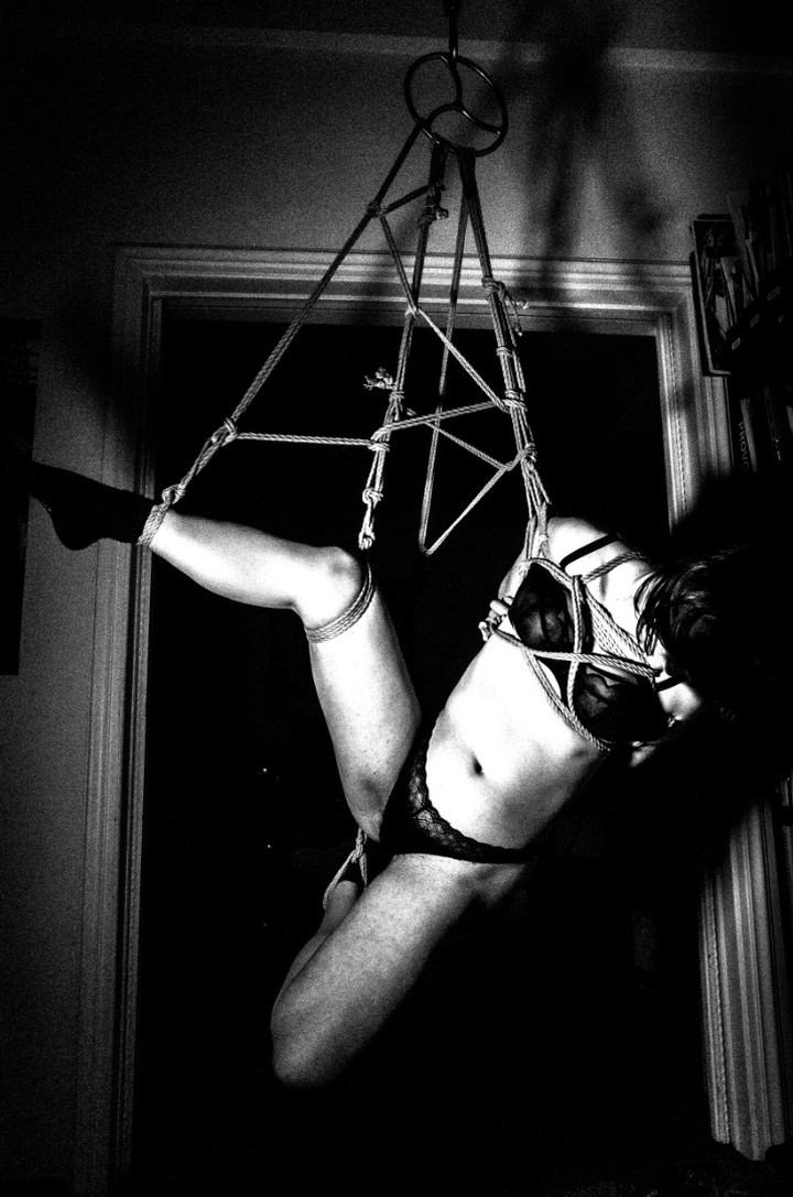 Pleasure_Fields's tweet photo. Kata-ashi tsuri with @avyssos__

#shibarirope #shibari #kinbaku #ropeart #kinbakuart #ropebunny #ropebondage #bondage #bdsm #bdsm_winter #bdsmathens #bdsm #rope https://t.co/FKfRWMfpMg
