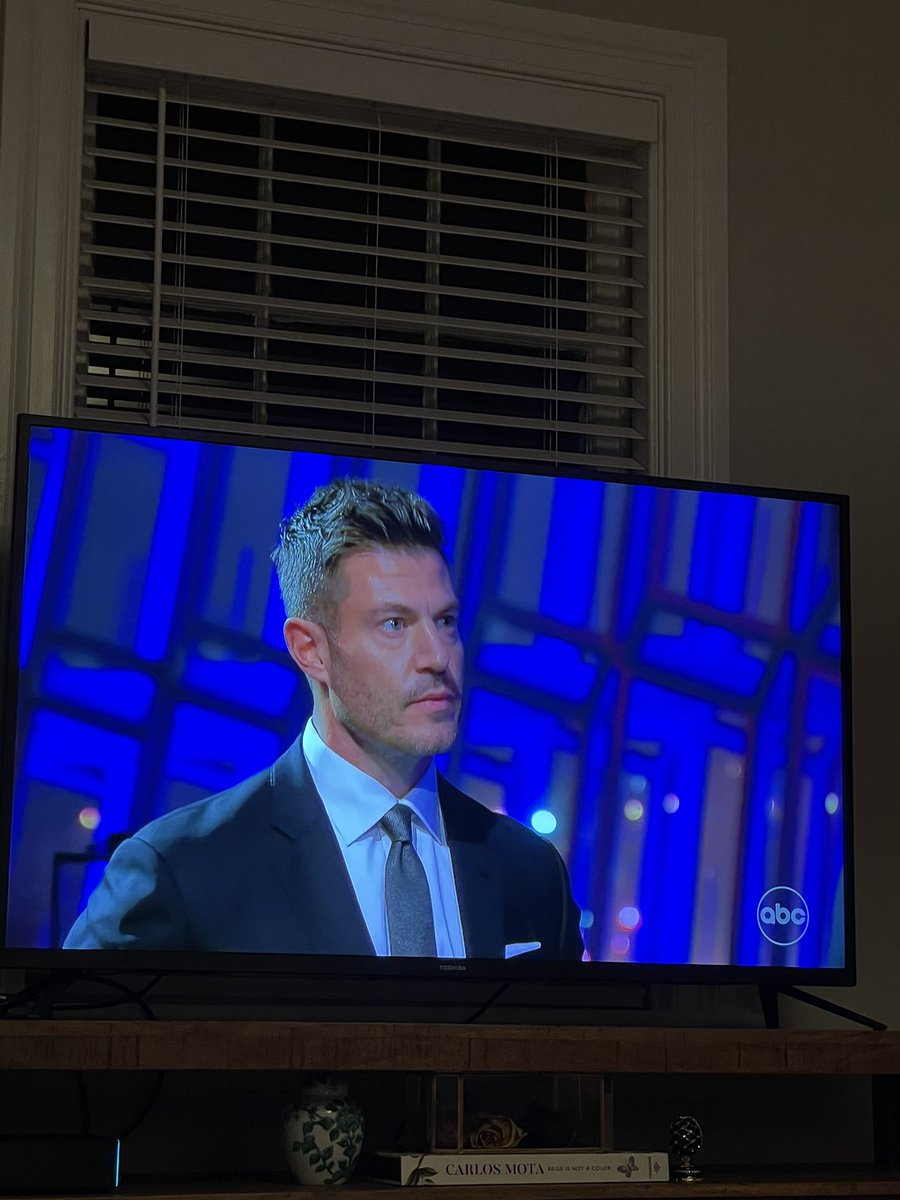 LilyBlack6's tweet photo. Jesse Palmer is literally getting paid big bucks to basically be like “damn that’s crazy” and nod his head #Bachelor #TheBachelor https://t.co/Mv40SZQm3C