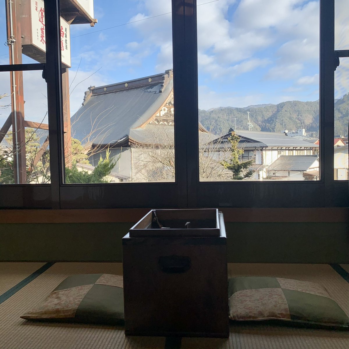 picchi_t's tweet photo. 📍八ツ三館
🛌【光月楼】清華の間

約160年の歴史のある飛騨古川の旅館🤍
結構古いのかな？と思ってたけど
とってもレトロないい感じ✊
お部屋に足湯も半露天風呂もある
このお部屋おすすめ！
そしてお食事は朝夜ともに全個室🧏🏻‍♀️ https://t.co/tl2HYNTBE2