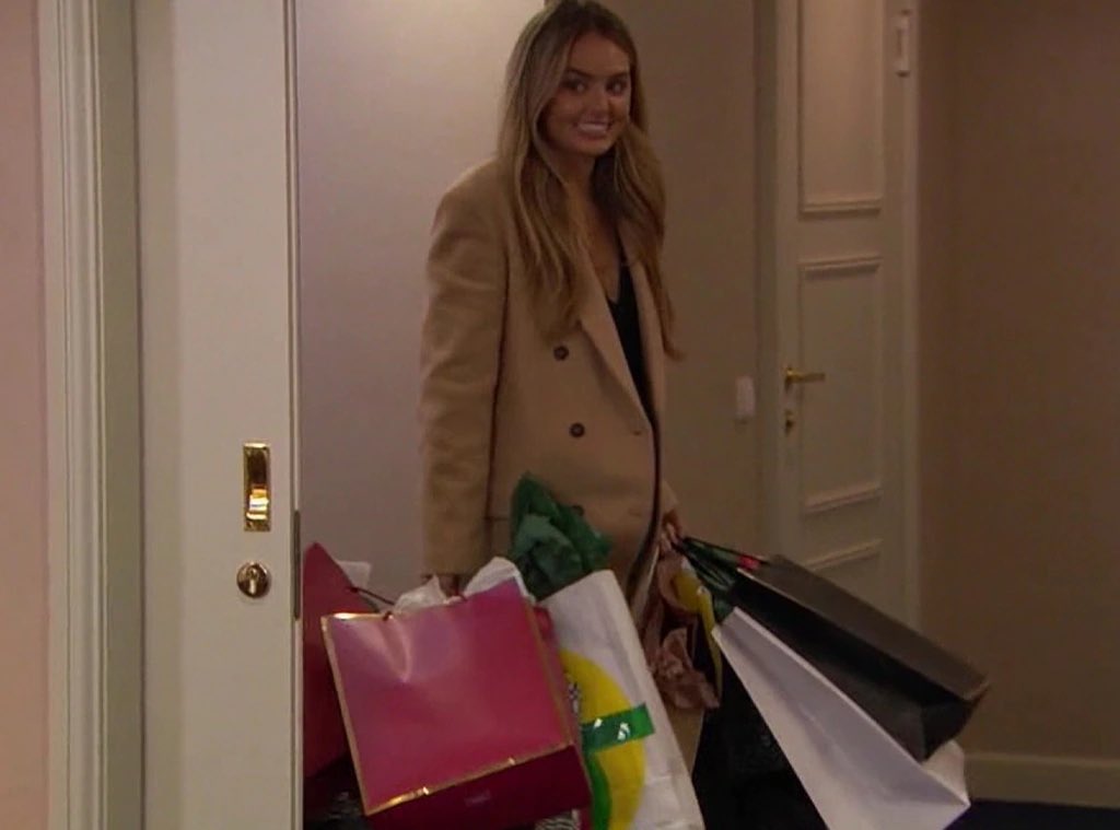 bachelorcomment's tweet photo. susie taking all her free clothes clayton bought her AND escaping a toxic relationship 

#thebachelor https://t.co/kHhiapOeCj