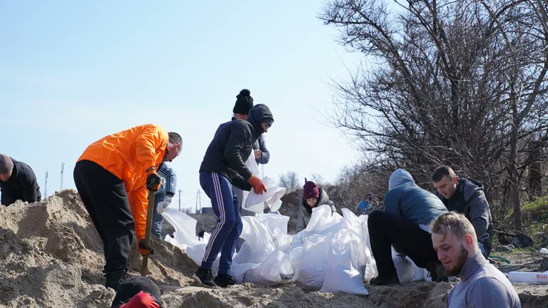 _NOALCOMUNISMO's tweet photo. UN PAÍS ASÍ NO PUEDE SER VENCIDO
Odessa: imágenes de ucranianos armando bolsas de arena en la playa para llenar la ciudad de barricadas
El espíritu y moral son muy altos. Todos comparten la misión de fortificar la ciudad. El objetivo es frenar el avance de las tropas invasoras https://t.co/PiLWEO1yh3
