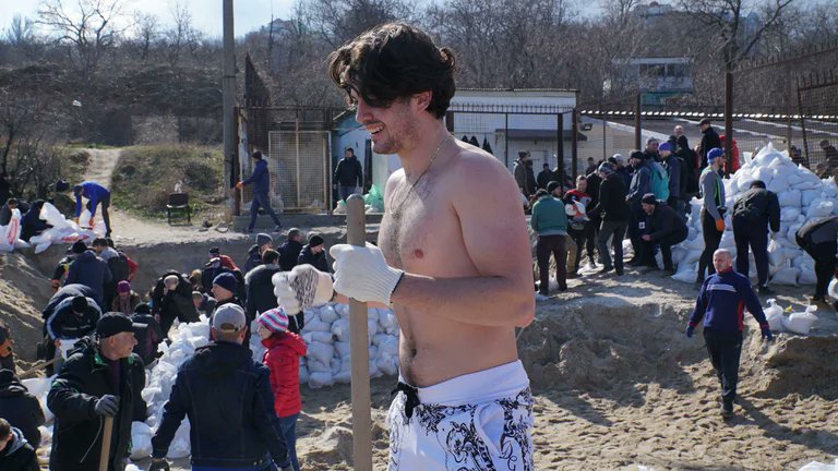_NOALCOMUNISMO's tweet photo. UN PAÍS ASÍ NO PUEDE SER VENCIDO
Odessa: imágenes de ucranianos armando bolsas de arena en la playa para llenar la ciudad de barricadas
El espíritu y moral son muy altos. Todos comparten la misión de fortificar la ciudad. El objetivo es frenar el avance de las tropas invasoras https://t.co/PiLWEO1yh3