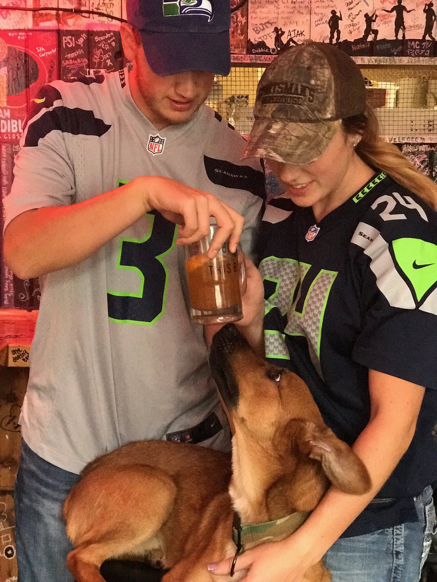 jackylyn95's tweet photo. #BestBarCoug with the best boy!
@TheCoug_ @BarstoolWazzu https://t.co/4X1OspzlIH
