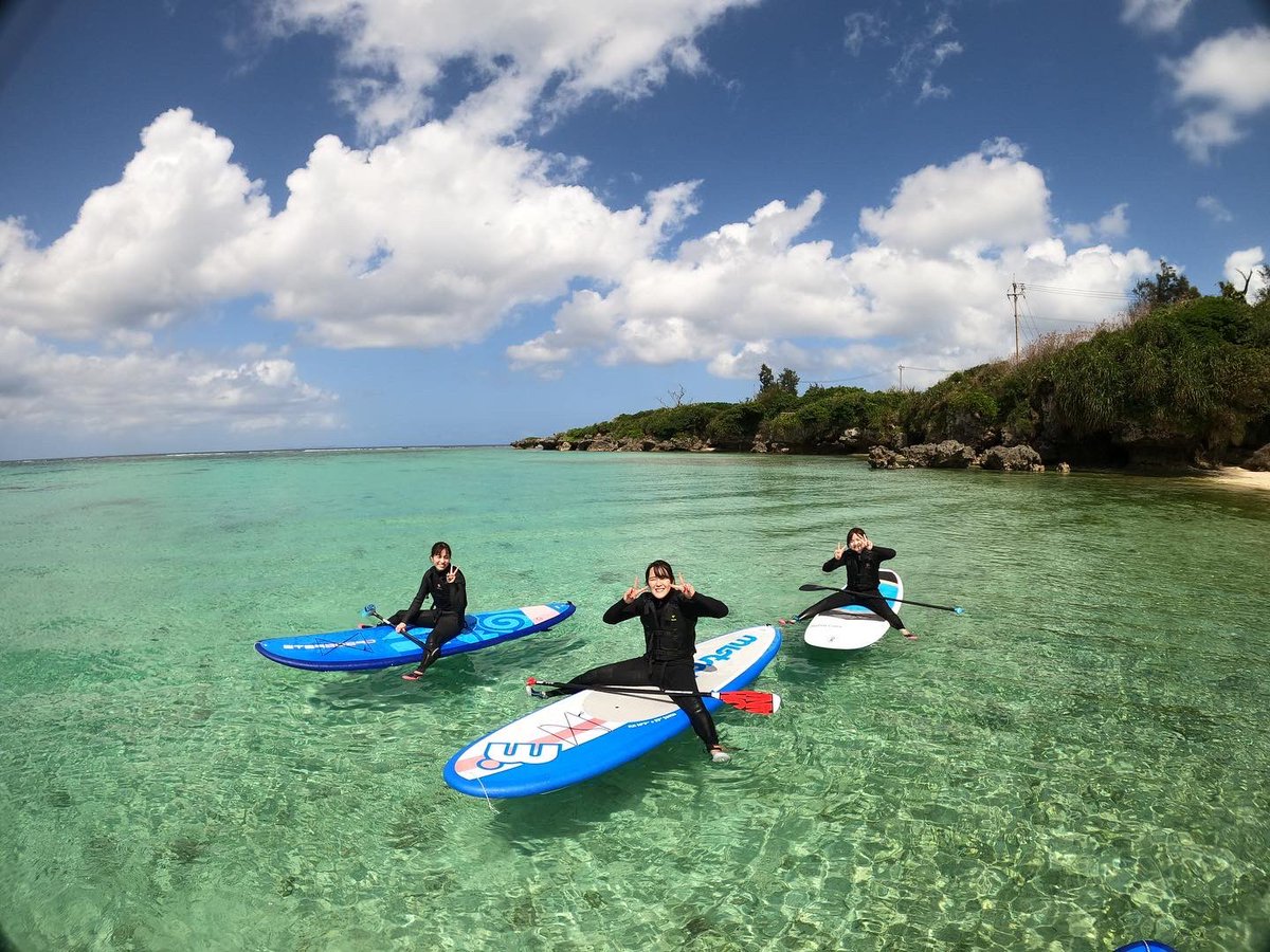 GGS_okinawan's tweet photo. 4月から社会人になるゲスト3名様と
SUPシュノーケリングー🏄‍♂️🏄‍♂️🏄‍♂️

みんな楽しんでもらえたようで良かったです👍

本日も最高気温23℃☀️☀️☀️
海日和ですね〜😌

今日から春休み終わるまで
約3週間休みなし予定〜
本日も張り切っていきましょう💪

#沖縄#SUP
#古��利島#今帰仁村
#SIJ公認スクール https://t.co/wSDugh0Sq1