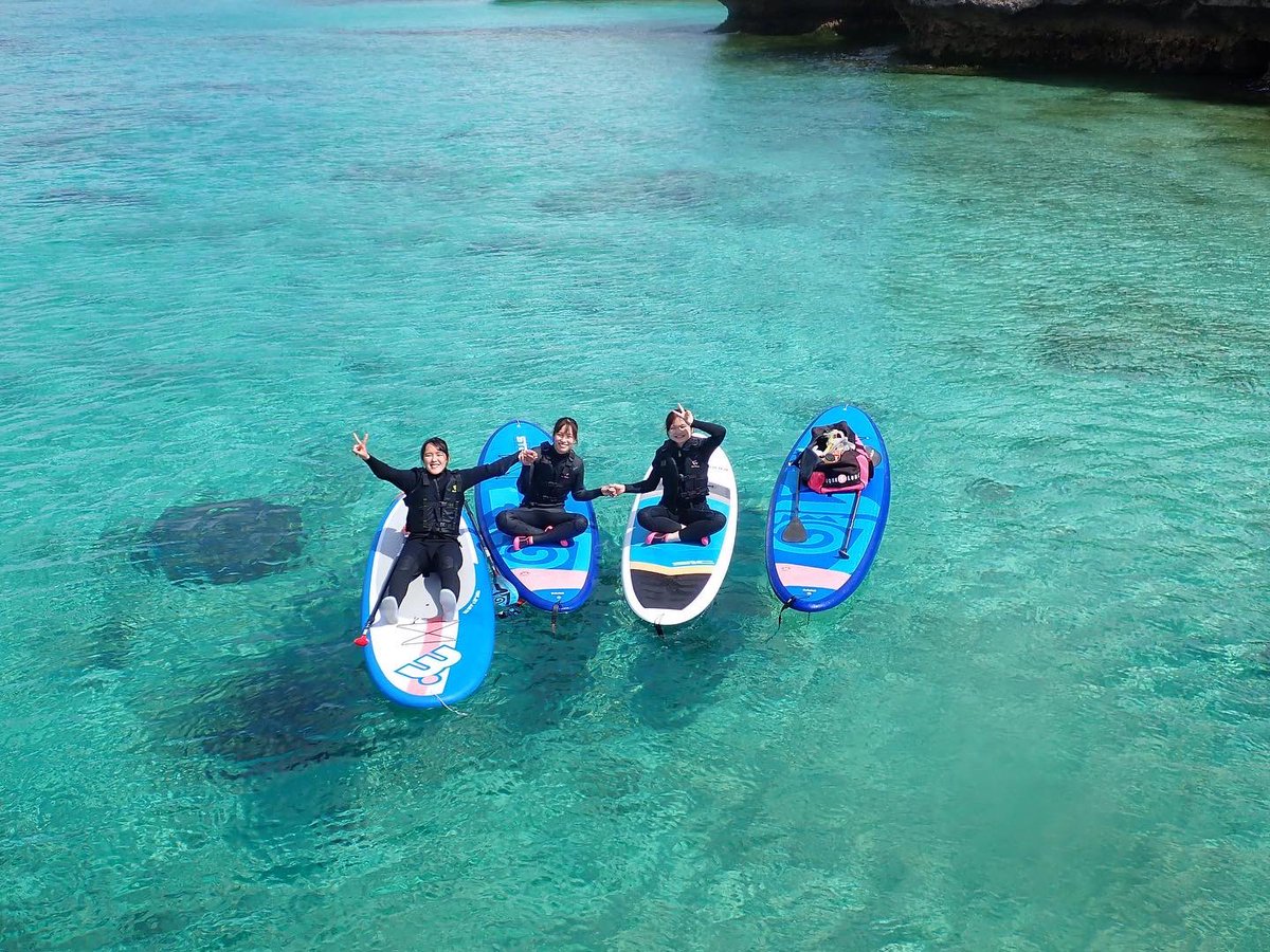 GGS_okinawan's tweet photo. 4月から社会人になるゲスト3名様と
SUPシュノーケリングー🏄‍♂️🏄‍♂️🏄‍♂️

みんな楽しんでもらえたようで良かったです👍

本日も最高気温23℃☀️☀️☀️
海日和ですね〜😌

今日から春休み終わるまで
約3週間休みなし予定〜
本日も張り切っていきましょう💪

#沖縄#SUP
#古��利島#今帰仁村
#SIJ公認スクール https://t.co/wSDugh0Sq1