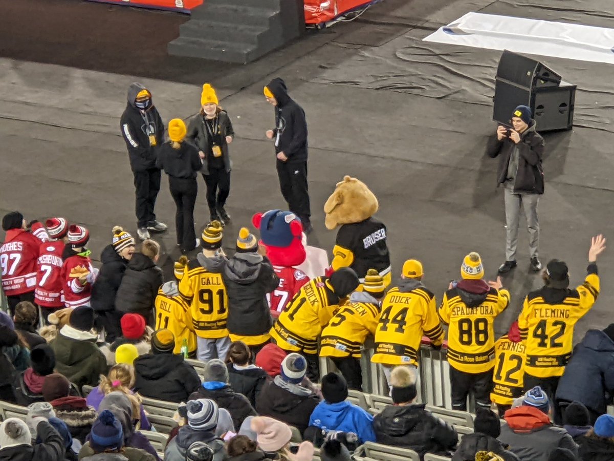 warmpete's tweet image. Even the mascots are beefing at the Outdoor Showcase #chl #ohl #oldtimehockey