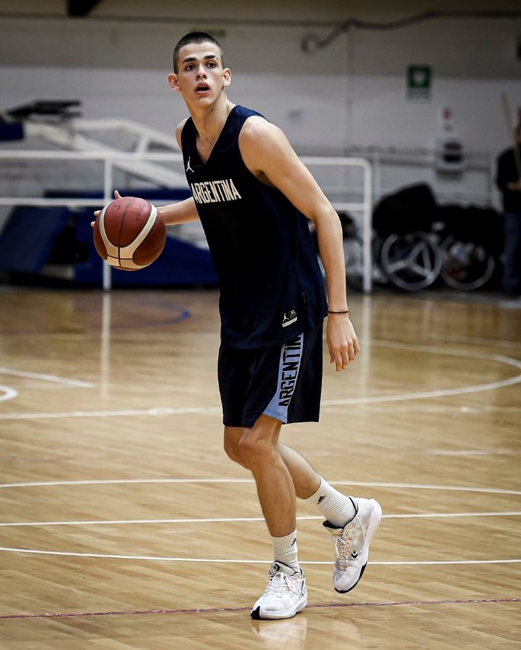 #Seleccion 🇦🇷 ¡Nico Stenta al Sudamericano U18 de Venezuela!

⛹🏻‍♂️ El perimetral categoría 2004 de 2.00 metros formará parte de la Selección Juvenil que disputará el torneo del 21 al 26 de marzo en Caracas

¡Felicitaciones <a href="/Nicostentaa4/">ns🏀</a>! 🟦⬜

📷 <a href="/cabboficial/">Argentina Básquet</a>