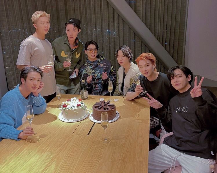 hyulixn's tweet photo. @Iovedkoo just some of my fav ot7 pics :)) tysm for this giveaway!! good luck to everyone 💛 https://t.co/hzlSXc31NV