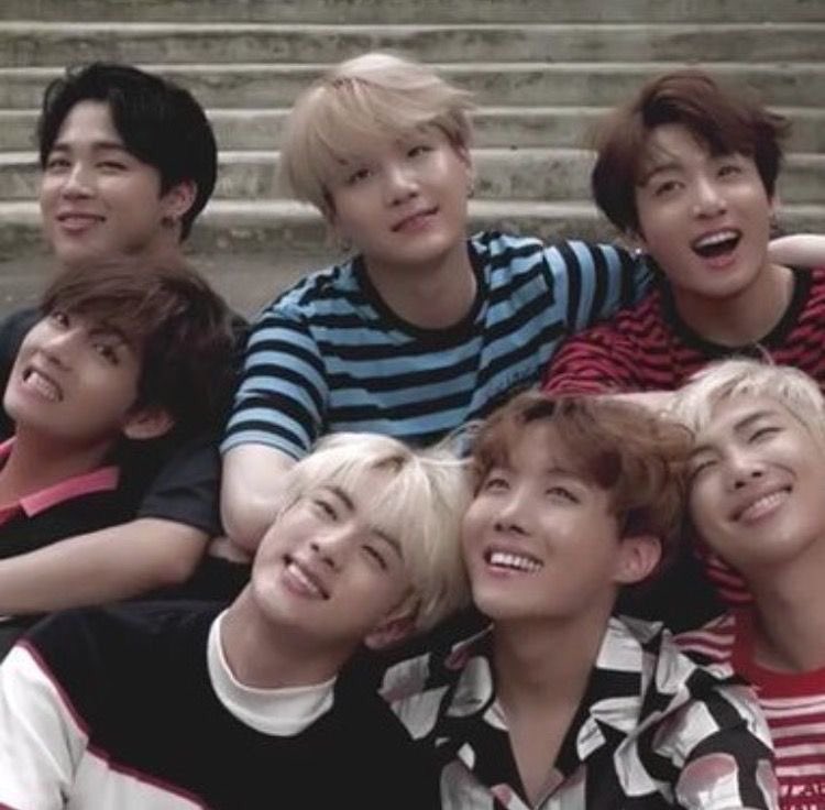 hyulixn's tweet photo. @Iovedkoo just some of my fav ot7 pics :)) tysm for this giveaway!! good luck to everyone 💛 https://t.co/hzlSXc31NV