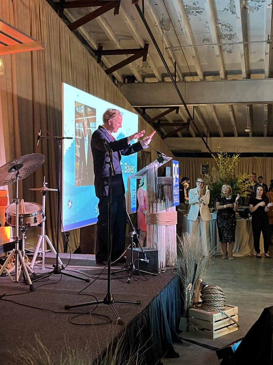 emmynicklin's tweet photo. “I KNOW that #chesbay can be saved. We will not accept mediocrity.” —@chesapeakebay’s Conservationist of the Year Will Baker at #dchalfshell https://t.co/YXpoccD3CI