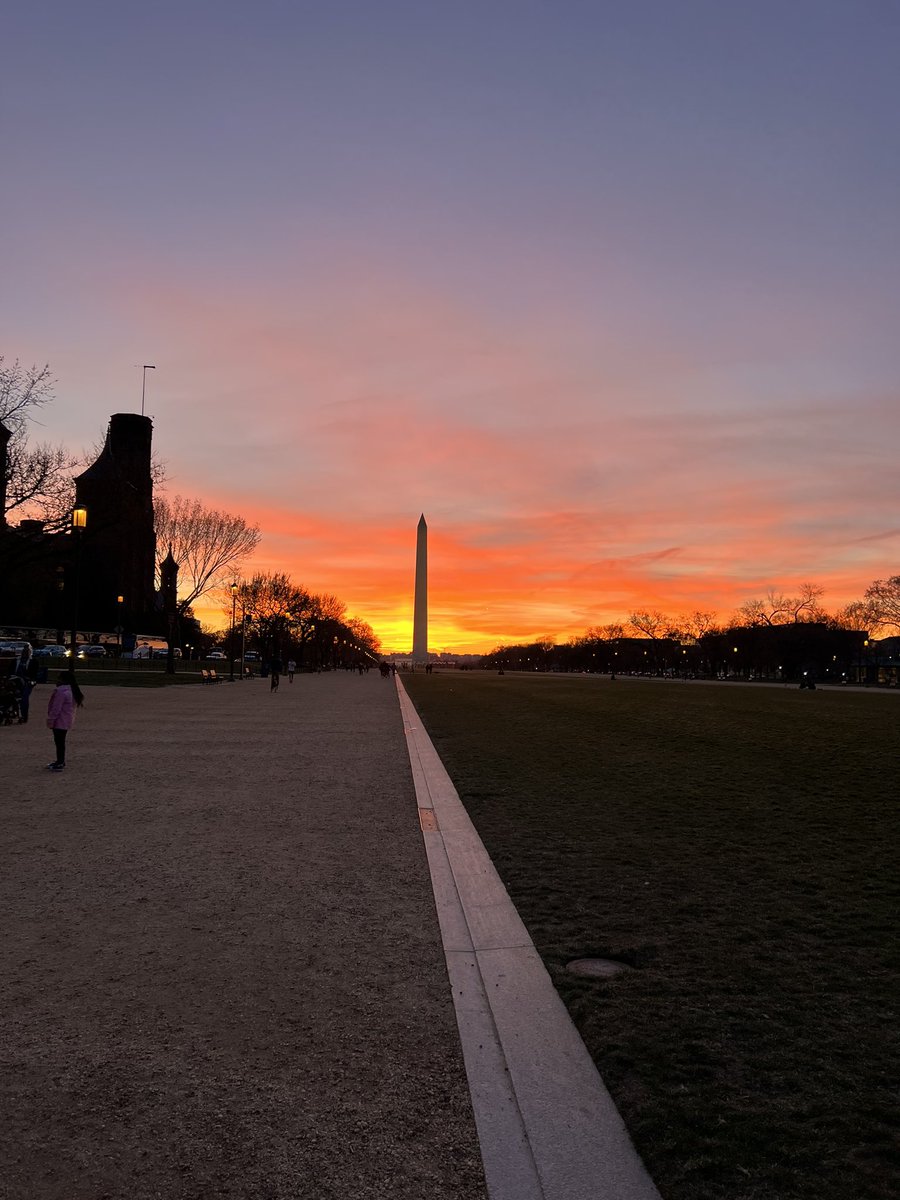 starbetter's tweet photo. DC I see you showing off tonight 🌇 #postworkrun https://t.co/WFfGs4gMH7