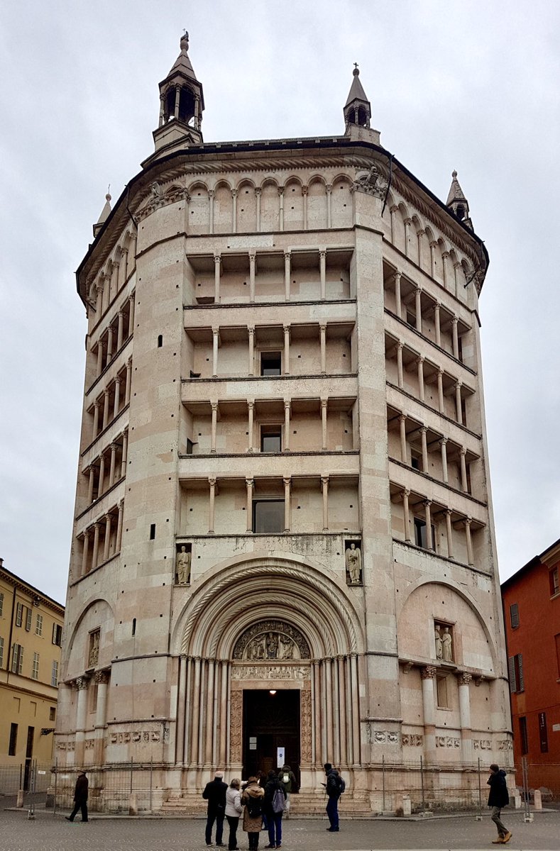 El #Baptisterio de #Parma es una de las obras maestras de #BenedettoAntelami, probablemente el último gran escultor románico #italiano, y es además un magnífico ejemplo de la transición entre el arte #Románico y el #Gótico en el norte de #Italia.