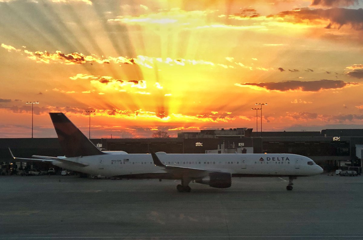 Andresmiler's tweet photo. Two of my faves: sunsets and @Delta travel.  ATL sunset. https://t.co/LQmsq6F7if