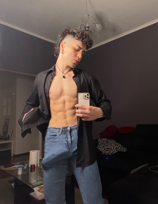 Good evening gays ? https://t.co/dZGRQIDGVt