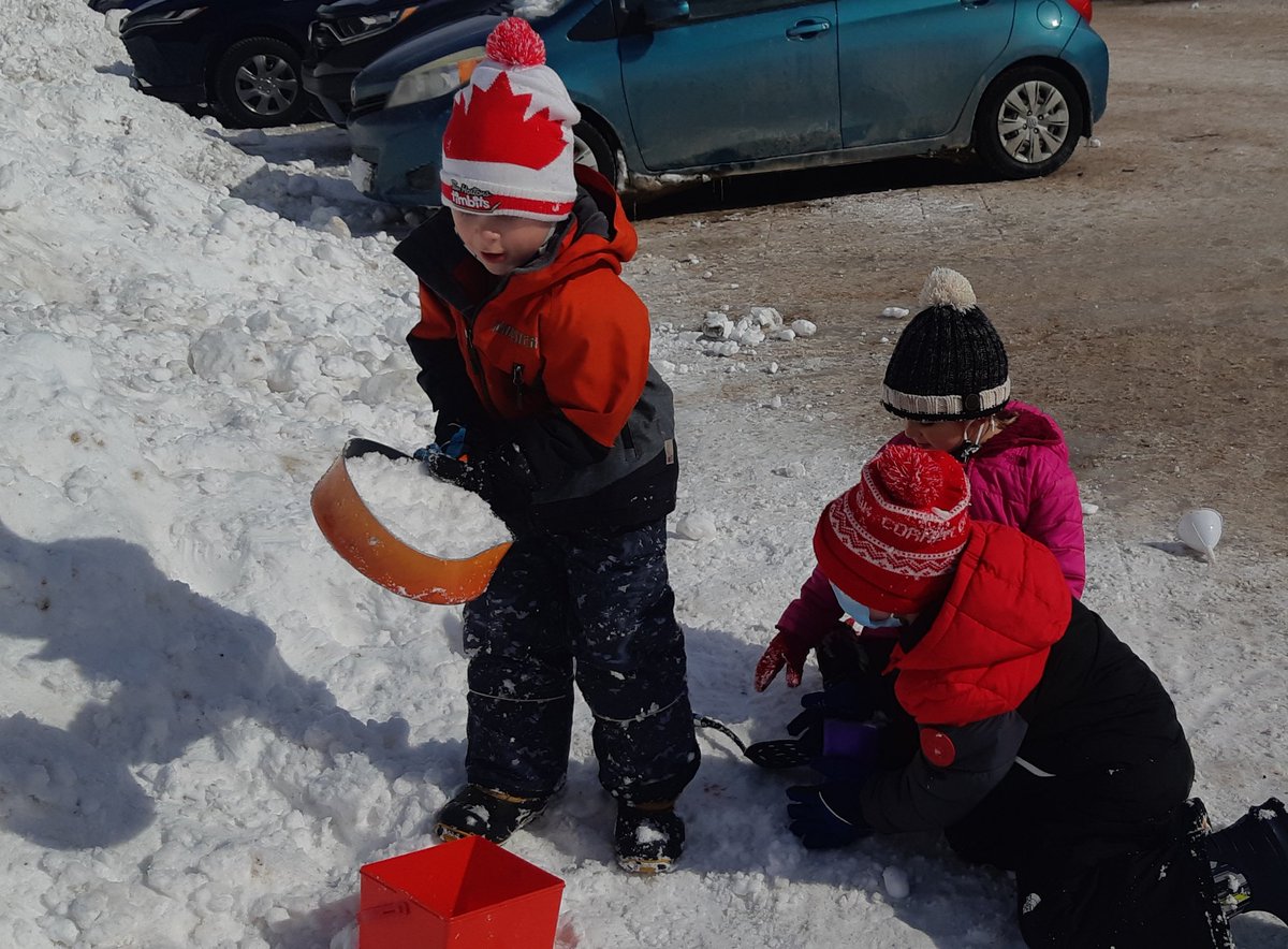 MsYoung_Kinder's tweet photo. Fun in the sun &amp; snow 🌞❄
#outdoorplay #winterfun #Kindergarten #learningthroughplay 
@Elwoodelementar @NLESDCA https://t.co/i2xQ7NN2ON