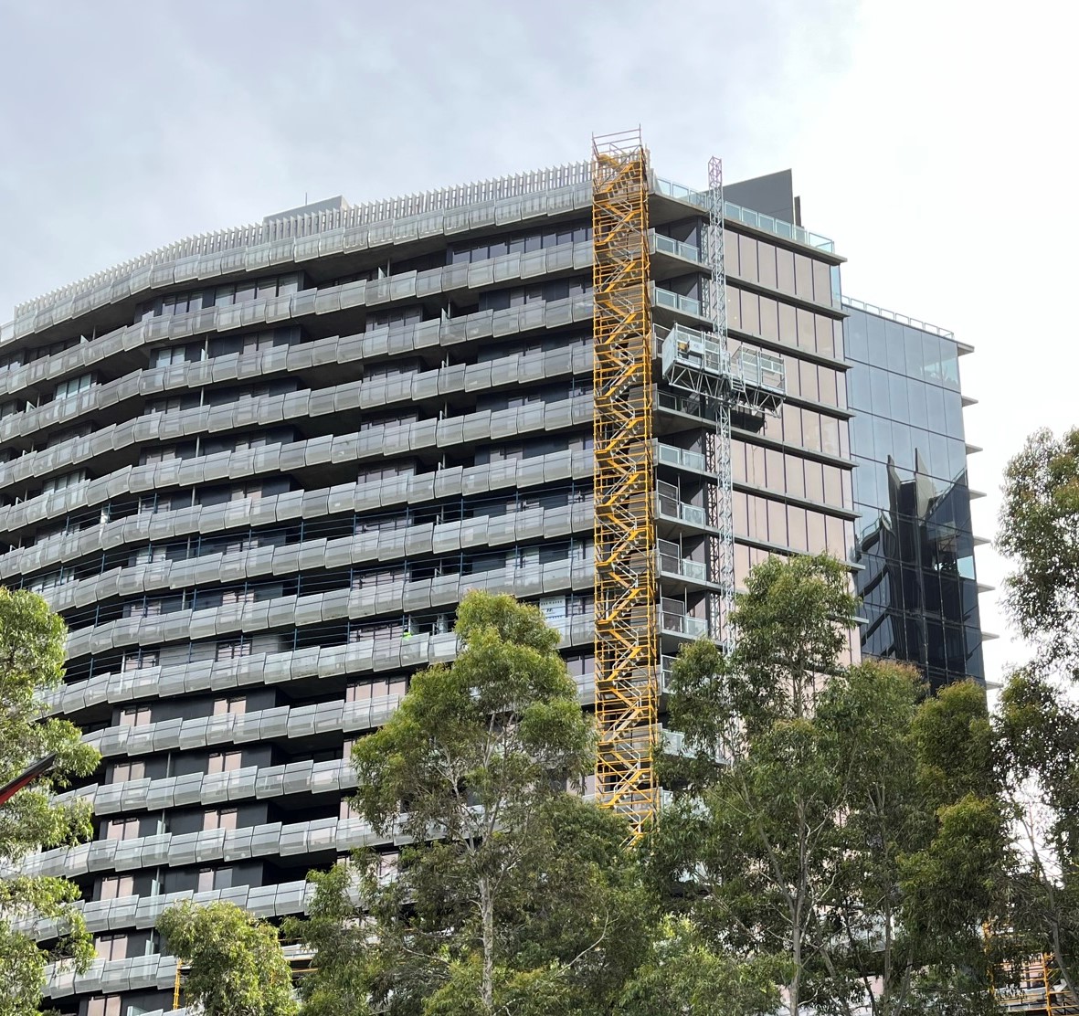 CladdingSafeVic's tweet photo. Cladding rectification works are underway on this building as part of Cladding Safety Victoria’s $600 million program to reduce the risk of combustible cladding across the state. #cladding #claddingsafety https://t.co/42wwn97uUx