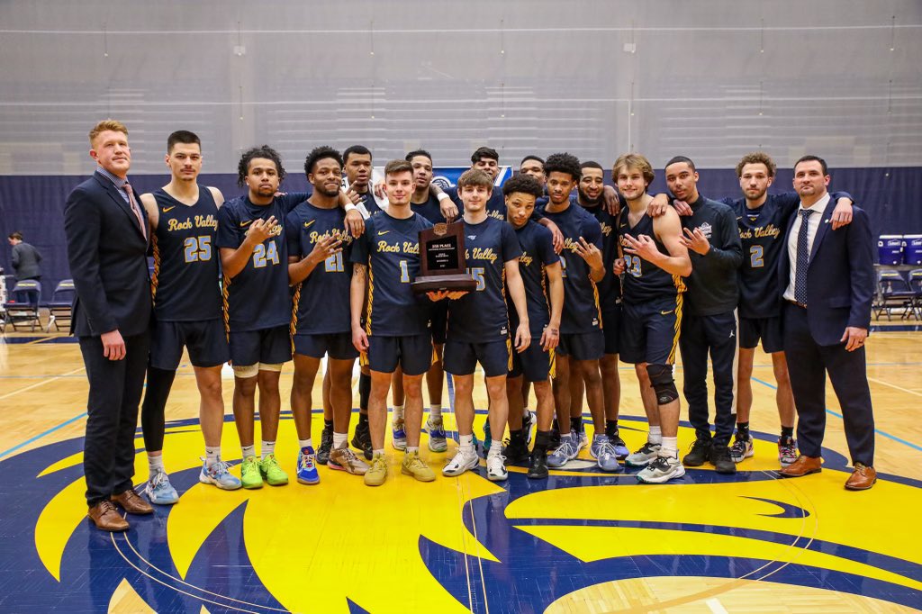 TylerBredehoeft's tweet photo. What a great season by this group of young men! Super proud of them! 
🔵24 Wins
🔵4 All Region Players;Co-Region POY
🔵Region IV Champions 🥇
🔵Great Lakes District Champs 🥇
🔵National Tournament🥉Place Finish
🔵2 National All Tournament Players
#RockOn🦅 https://t.co/pjOHDCBDyJ