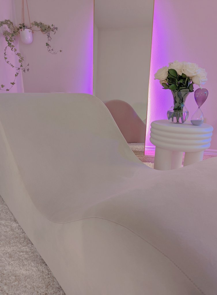 lea_amano's tweet image. You can&apos;t tell me my room isn&apos;t dreamy 🫧 #camroom #organicforms #interiorstyling #minimalism