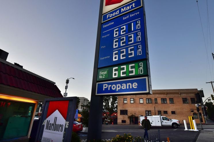 Zak_Glizzy's tweet photo. 𝐂𝐚𝐬𝐡𝐢𝐞𝐫; You said 7 dollars on 𝗽𝘂𝗺𝗽 𝟰!

𝗠𝗲: You gotta problem with that? 

𝔾𝕒𝕤 𝐏𝐫𝐢𝐜𝐞𝐬 🤦🏽🤬 https://t.co/hmEmNpblCZ