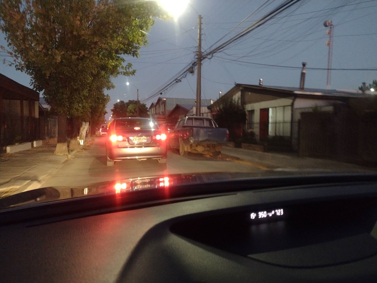 josepoide's tweet photo. @muni_chillan @CarabNuble @RadioNuble @Canal_21tv @ladiscusioncl  si bien existe prohibición de estacionar en ciertos horarios en calle Esmeralda, esto no se cumple y genera congestión. Falta más control y gestión en terreno y tendríamos menos problemas de congestión https://t.co/CD9vj7qs22