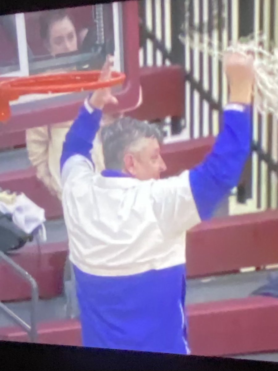 jstuckey22's tweet photo. My boy and the ⁦@HCChargers⁩ are going to the D2 Finals!!
#Roundy 🏀🏀🏀 https://t.co/Y9NEehX1Uq
