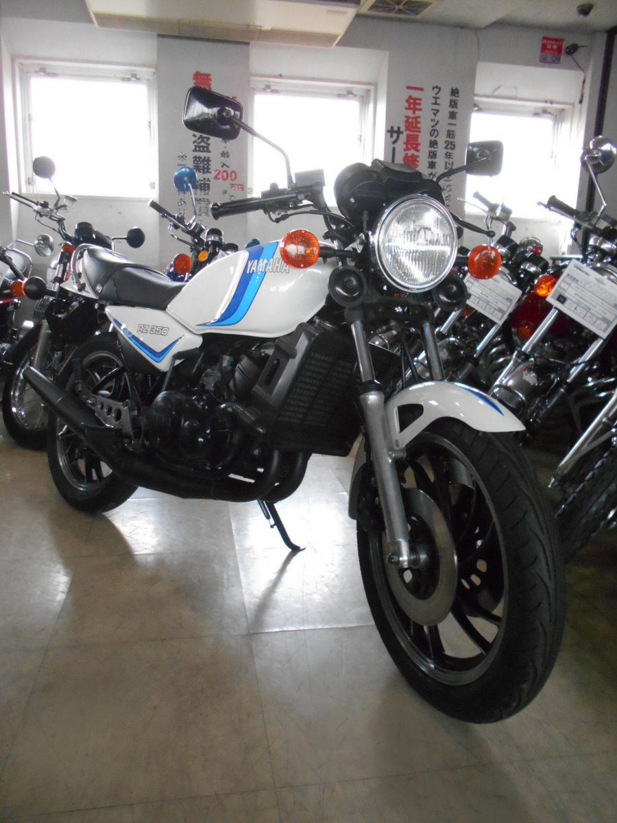 ZeppanUematsu's tweet photo. 1981 YAMHA RZ350
「ナナハン・キラー」の異名を待つスプリンター、名車RZ350!
痛快に速い元気な走りは、ライダーを鼓舞する魔物です。
#RZ350 #4L0 #ヤマハ #バイク #ナナハンキラー #ナナハンイーター
国産絶版バイク専門店「ウエマツ東京本社」の詳細はコチラ⇒ https://t.co/NYAGoiOyJ8 https://t.co/Xul2Si1qjQ