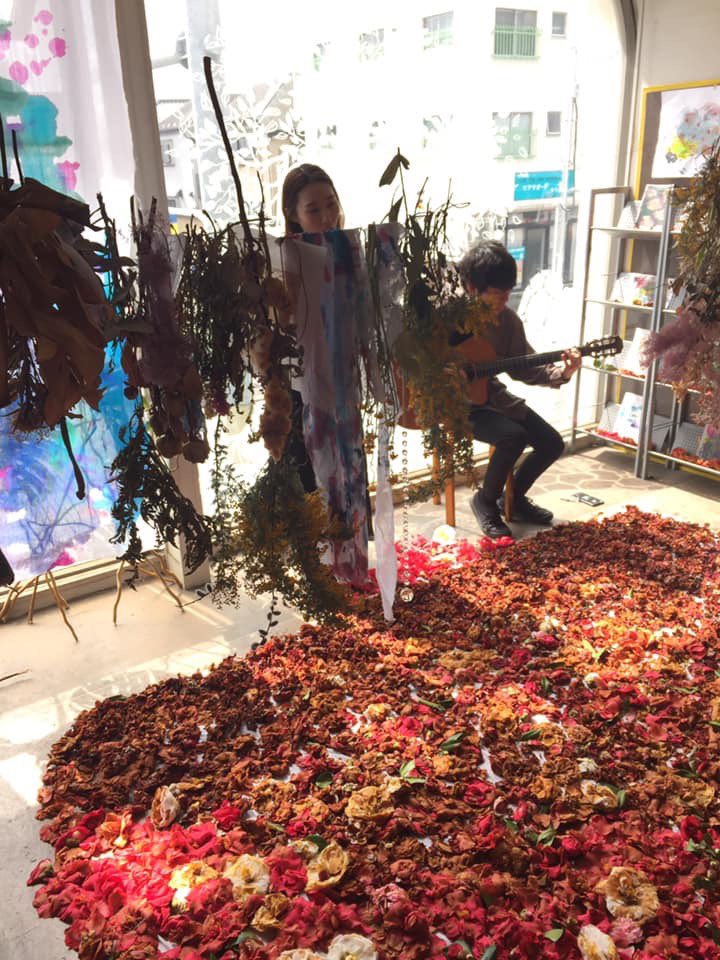 yoshie_fukaura's tweet photo. 2年前の今日は、アトリエに椿を展示していた。コロナ自粛が始まったばかりの頃。この時から窓絵が始まった。パラレルリープの歌が沁みる。　#parallelleap 

https://t.co/BrHerZEwxF https://t.co/sLHsVbTlQk