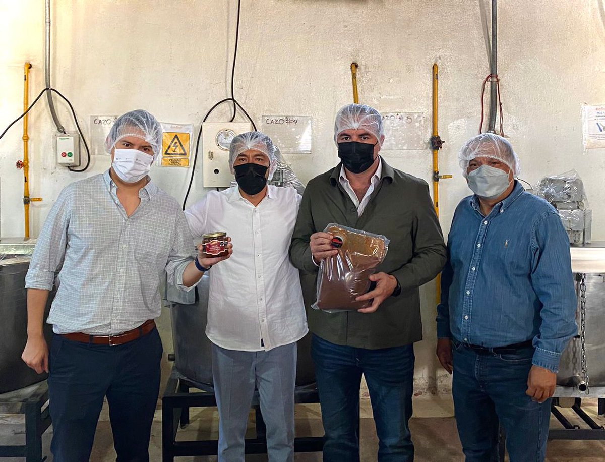 gabriel_cue's tweet photo. En compañía de @guzmanjp visitamos la comercializadora  #INALIM, empresa enfocada en el desarrollo de productos alimenticios tradicionales de #Oaxaca; Con más de 14 años de experiencia #INALIM es un caso de éxito y orgullo de nuestro estado. 🦗 🌶 🏆 https://t.co/DEVrb3EAiG