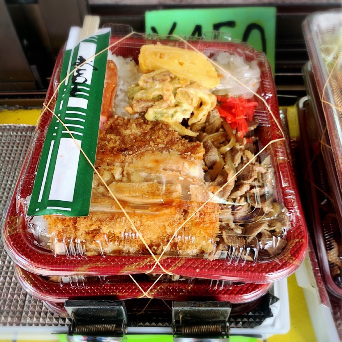 d241681's tweet photo. 2号線【那覇市】

2号線弁当はかなり人気なお店で
沢山のお客さんで賑わっております✨
お昼は行列になるほど人気！
⁡300～400円のお弁当が、所ぜましと
陳列されており、種類もとても豊富。
表面におかずしか見えない弁当は
下側に二重に、ごはんのパックが束ねられています。 https://t.co/VPuVmVZS8E