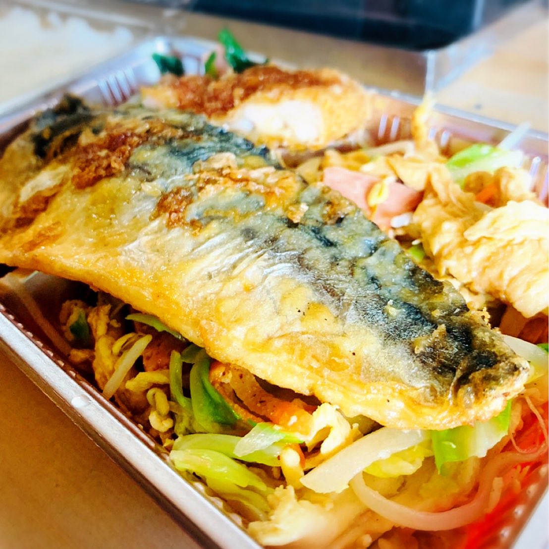 d241681's tweet photo. 2号線【那覇市】

2号線弁当はかなり人気なお店で
沢山のお客さんで賑わっております✨
お昼は行列になるほど人気！
⁡300～400円のお弁当が、所ぜましと
陳列されており、種類もとても豊富。
表面におかずしか見えない弁当は
下側に二重に、ごはんのパックが束ねられています。 https://t.co/VPuVmVZS8E