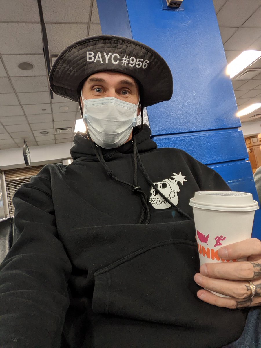 jeffalomaniac's tweet photo. Airport travel still sucks and I look like a @BoredApeYC billboard. https://t.co/YDw7UuwGW7