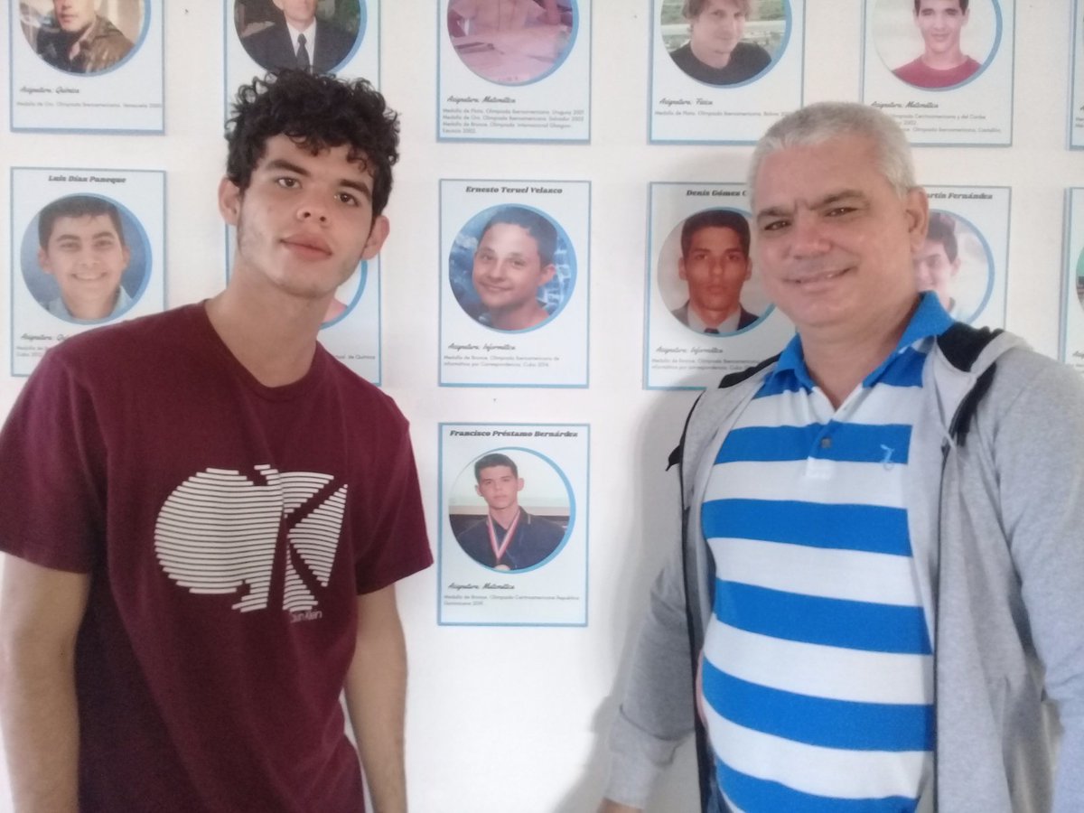 IPVCECamaguey's tweet photo. 2(Francisco Préstamo). Padre e hijo posan en Sitial de Talentos y Medallas #45GeneralisimoIPVCE. El padre exvocacional, aprovechó la visita para recorrer el centro y saludar a sus MAESTROS de la época y no puede ocultar su ORGULLO por los RESULTADOS de su hijo. #SomosContinuidad https://t.co/tWIOGynOVp