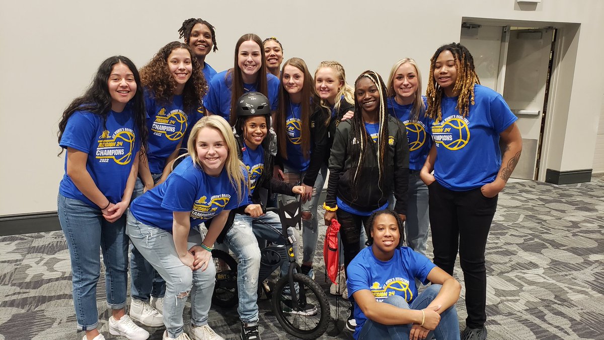KarrieRedeker's tweet photo. Kudos @bwchamber for putting on an amazing Welcome Event for @NJCAABasketball tonight! @ICC_CougarsWBB appreciated all of your efforts...the food, the DJ, &amp; the bike contest. Thank you!!! https://t.co/DgDVeKaNck